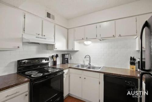 WFH in Relaxing Clarksville Townhome with Parking in Austin, USA