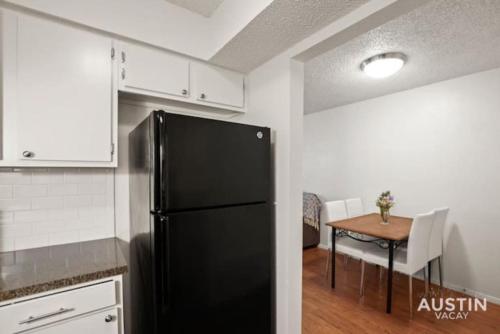 WFH in Relaxing Clarksville Townhome with Parking in Austin, USA