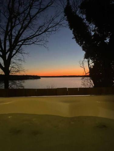 2 BR Newly Renovated Waterfront Home; 10 min from MGM & the Gaylord in Fort Washington, USA