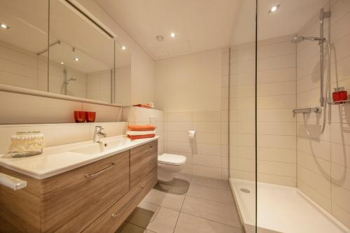 Bathroom, Hotel & Boarding House Schlosserwirt in Mering