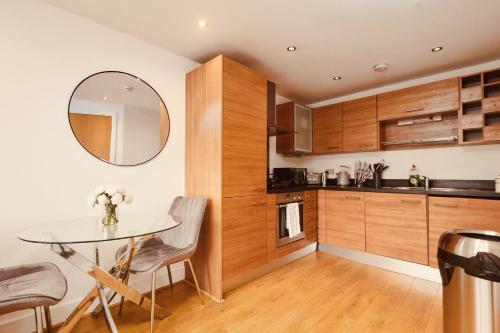Deluxe Apt - Beautiful River View, Balcony &Free Secure Parking, Leeds (Foto 9)
