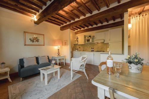 Donato Farmhouse Apartment with shared Pool