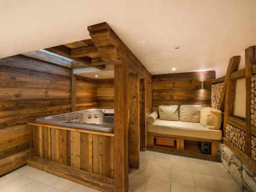 Chalet Traditionnel à Méribel avec Jacuzzi, Sauna et Accès Direct aux Pistes - FR-1-566-23 (Chalet Traditionnel a Meribel avec Jacuzzi, Sauna et Acces Direct aux Pistes - FR-1-566-23) in Le Raffort
