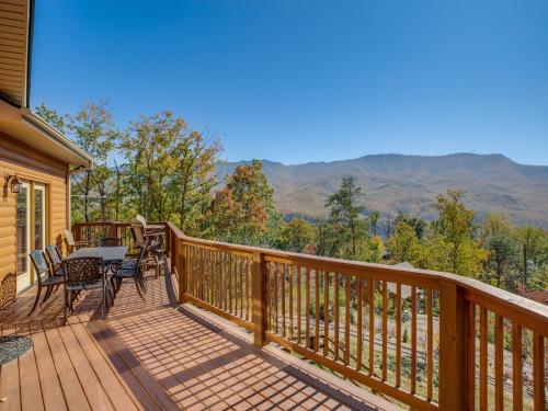 Eagles View 4 Bedroom Mountain View Hot Tub Pool Access Sleeps 11 - image 6