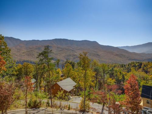 Eagles View 4 Bedroom Mountain View Hot Tub Pool Access Sleeps 11 - main image