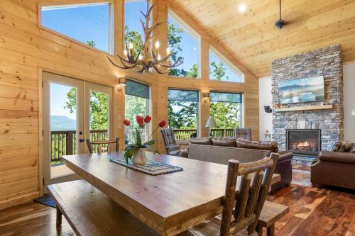 Eagles View 4 Bedroom Mountain View Hot Tub Pool Access Sleeps 11 - image 11