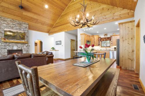 Eagles View 4 Bedroom Mountain View Hot Tub Pool Access Sleeps 11 - image 13