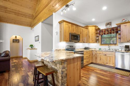 Eagles View 4 Bedroom Mountain View Hot Tub Pool Access Sleeps 11 - image 14