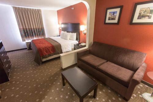 King Suite - Non-Smoking image 2