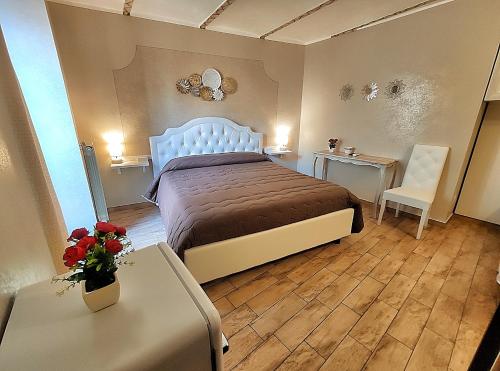 1 queen bed, 1 twin bed
