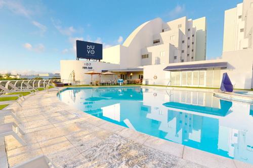 Swimming pool, Nuvo Suites Miami Airport West/Doral in Miami (FL)