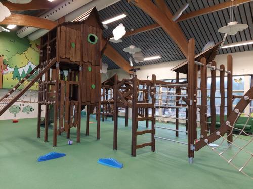 Parc infantil, Holiday home with spa, sauna and free access to indoor waterpark in Gjern
