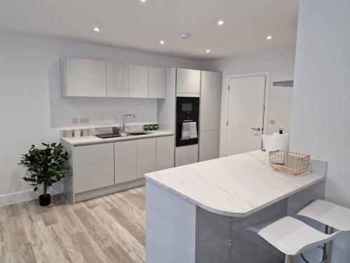 Luxury 3 Bed House, Parking, Garden and 2 Office desks 2 in Boscombe East