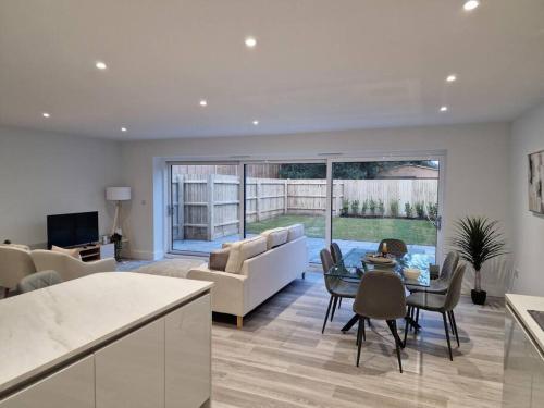 Luxury 3 Bed House, Parking, Garden and 2 Office desks 2 in Boscombe East