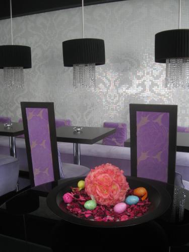 Hotel In - Lounge Room - image 7