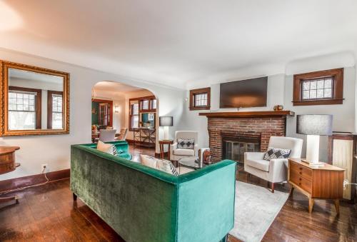 NEWHOST-Victorian Pintrest Style 15min to Downtown