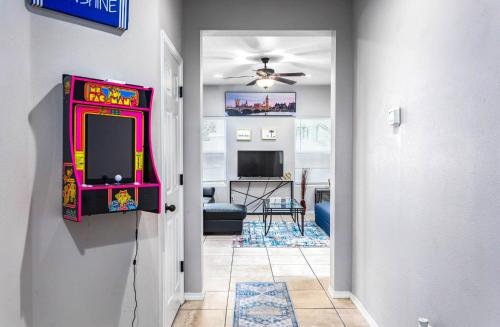Texas Beauty 3BR 3BA Home w 12 Arcade Games & HotTub- 5mins to Airport w Private Garage in San Antonio, USA