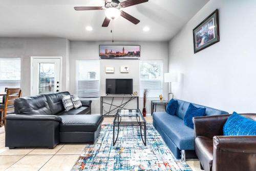 Texas Beauty 3BR 3BA Home w 12 Arcade Games & HotTub- 5mins to Airport w Private Garage in San Antonio, USA