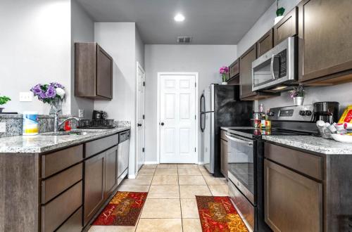 Texas Beauty 3BR 3BA Home w 12 Arcade Games & HotTub- 5mins to Airport w Private Garage in San Antonio, Vereinigte Staaten von Amerika