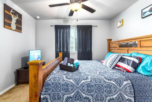 Texas Beauty 3BR 3BA Home w 12 Arcade Games & HotTub- 5mins to Airport w Private Garage in San Antonio, USA