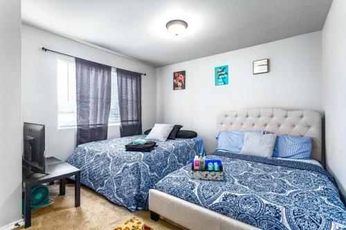 Texas Beauty 3BR 3BA Home w 12 Arcade Games & HotTub- 5mins to Airport w Private Garage in San Antonio, USA