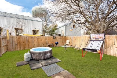 Texas Beauty 3BR 3BA Home w 12 Arcade Games & HotTub- 5mins to Airport w Private Garage in San Antonio, USA