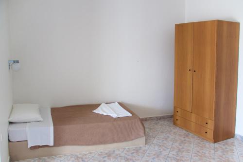 1 queen bed, 2 twin beds