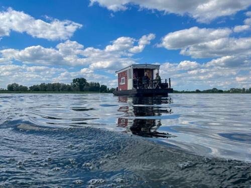 Hausfloßvermietung auf der Peene am Kummerower See in Mecklenburg Vorpommern