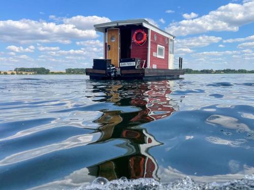 Hausfloßvermietung auf der Peene am Kummerower See in Mecklenburg Vorpommern