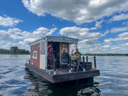 Hausfloßvermietung auf der Peene am Kummerower See in Mecklenburg Vorpommern 15 PS in 達爾貢