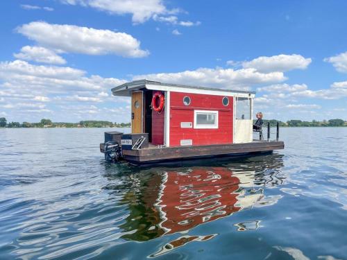 Hausfloßvermietung auf der Peene am Kummerower See in Mecklenburg Vorpommern 15 PS in 達爾貢