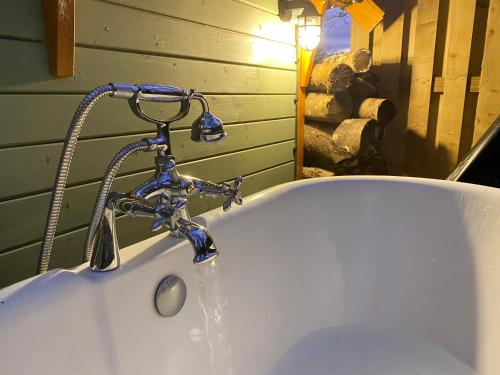 Hobbit Cabin for 2 - Outdoor Bath Wood Burner in Карлюк