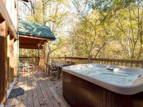 Rivers Edge, 3 Bedrooms, Sleeps 8, On Stocked Stream, Hot Tub, Grill