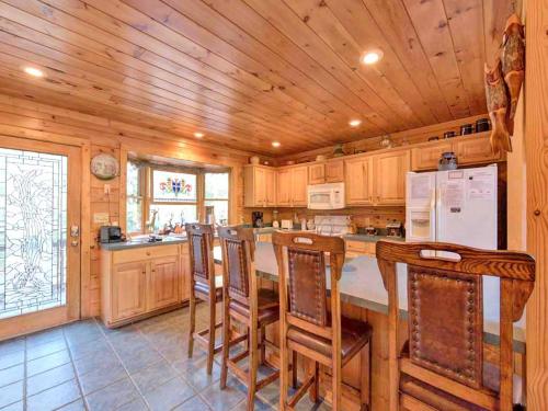Rivers Edge 3 Bedrooms Sleeps 8 On Stocked Stream Hot Tub Grill - image 13