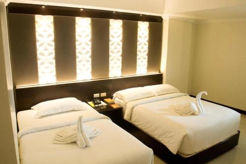 1 double bed, 1 twin bed