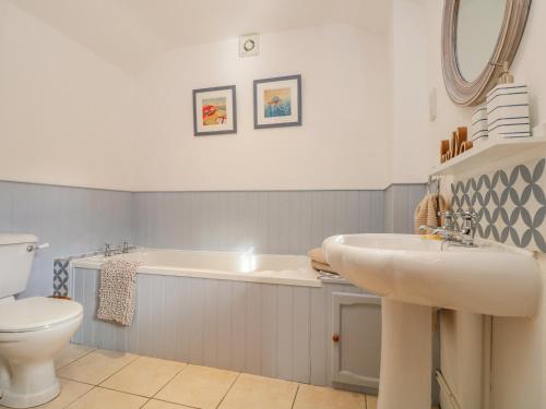 Pond Cottage - image 14