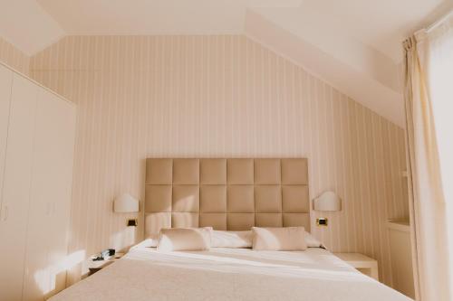 1 queen bed, 1 sofa bed