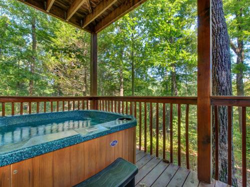 Hickory Hollow Lodge 8 Bedrooms Pool Table Theater Room WiFi Sleeps 20 - main image