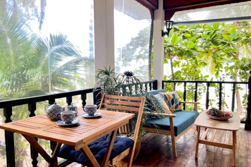 BEACH BUNGALOW - OUTDOOR net on the beach - Working Desk near Dusit Dhewa - Samui Cultural Center and Fine Art of South East Asia