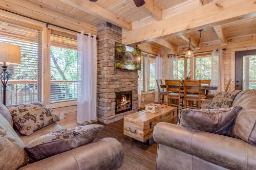 Pure Indulgence 2 Bedrooms Hot Tub Pool Access Theater Room Sleeps 10 - main image