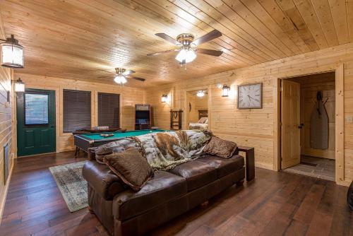 Emily's Hideaway 4 Bedroom Mountain View Hot Tub WiFi Arcade Sleeps 11 - image 10