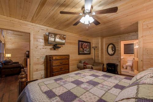 Emily's Hideaway 4 Bedroom Mountain View Hot Tub WiFi Arcade Sleeps 11 - image 13
