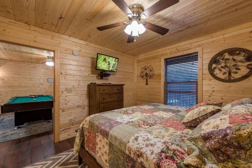 Emily's Hideaway 4 Bedroom Mountain View Hot Tub WiFi Arcade Sleeps 11 - image 14
