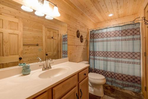 Emily's Hideaway 4 Bedroom Mountain View Hot Tub WiFi Arcade Sleeps 11 - image 11