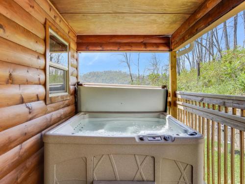 Emily's Hideaway 4 Bedroom Mountain View Hot Tub WiFi Arcade Sleeps 11 - image 6