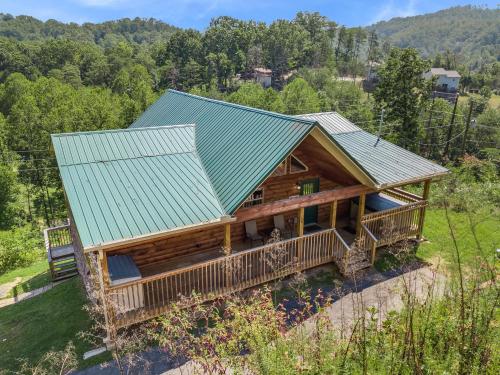 Emily's Hideaway 4 Bedroom Mountain View Hot Tub WiFi Arcade Sleeps 11 - main image