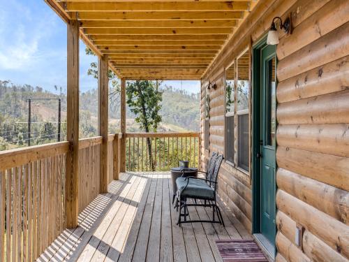 Emily's Hideaway 4 Bedroom Mountain View Hot Tub WiFi Arcade Sleeps 11 - image 11