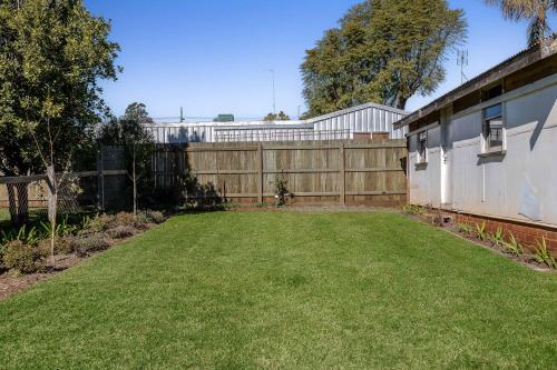 Cheerful, Cosy Cottage - Near Rose Garden!