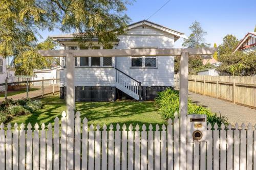 Cheerful, Cosy Cottage - Near Rose Garden!