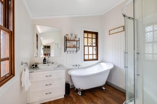 Elegant, Stunning & Central! East Side Gem!, Toowoomba (fotografie 10)